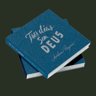 Dois livros com capa azul e título Três dias sem DEUS