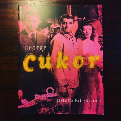 Capa colorida de livro ou revista com pessoas vestidas a estilo clássico e texto George Cukor