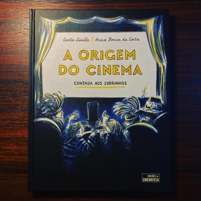 Capa do livro 'A ORIGEM DO CINEMA CONTADA AOS SOBRINHOS' com ilustração de pessoas num cinema
