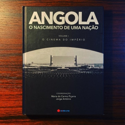 Capa do livro Angola O Nascimento de Uma Nação com texto branco sobre fundo preto e fotografia preta e branca.