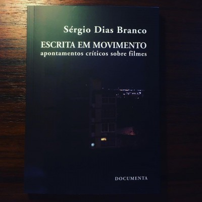 Capa de livro preta com texto branco 