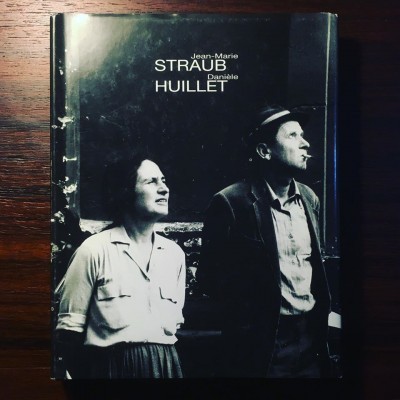 Capa de livro com fotografia a preto e branco de homem e mulher e texto Jean-Marie Straub Danièle Huillet