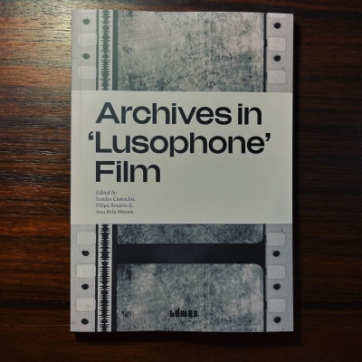 Capa de livro Archives in Lusophone Film com design que simula uma película de filme em tons de cinzento e branco sobre fundo de madeira escura