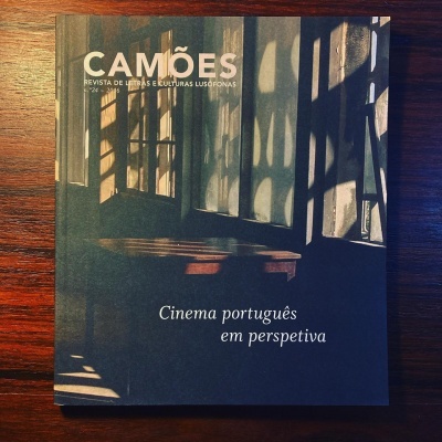 Capa da revista CAMÕES com luz e sombra em janela e texto 'Cinema português em perspetiva'