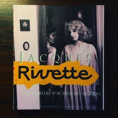 Capa de livro de Jacques Rivette com foto de duas mulheres e texto em português