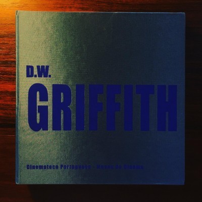 Capa de livro azul escuro com texto azul claro D.W. GRIFFITH