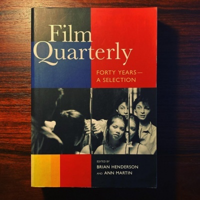 Capa de livro Film Quarterly com cores azul, vermelho, amarelo e preto e fotografia a preto e branco de quatro pessoas.