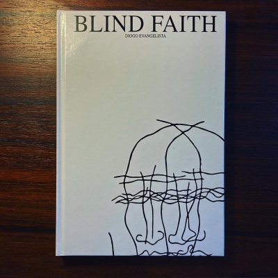 Livro Blind Faith de capa branca com ilustração em linhas pretas de dois rostos sobrepostos