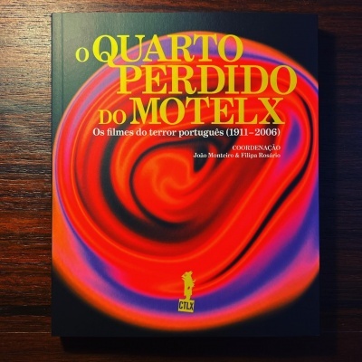 Capa de livro com padrão abstrato vermelho e azul com texto em amarelo