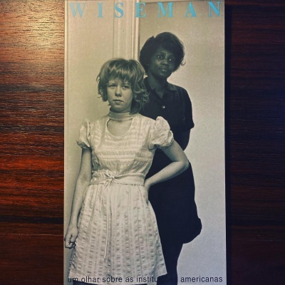 Capa de livro com fotografia a preto e branco de duas mulheres e título WISEMAN.