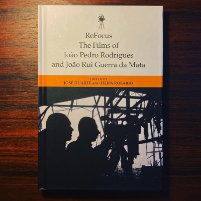 Capa de livro com título sobre os filmes de João Pedro Rodrigues e João Rui Guerra da Mata e imagem a preto e branco de duas pessoas com equipamento de filmagem.