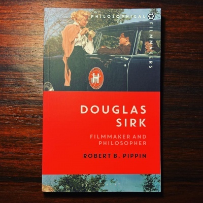 Livro Douglas Sirk Filmmaker and Philosopher de Robert B. Pippin com capa vermelha e ilustração de mulher e homem junto a carro