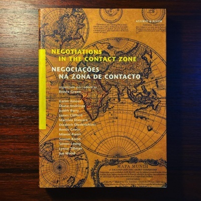 Livro sobre negociações com capa com mapas antigos e texto bilingue