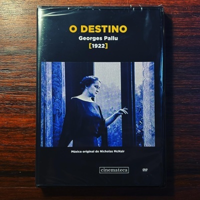 DVD do filme O DESTINO de Georges Pallu, 1922, com imagem a preto e branco de uma mulher junto a cortinas e janela