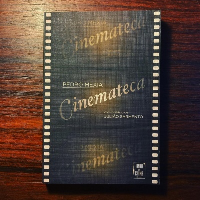 Livro 'Cinemateca' de Pedro Mexia com capa preta texturizada e texto dourado e branco