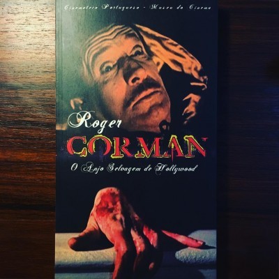 Capa do livro Roger CORMAN com imagem de homem assustado e mão ensanguentada