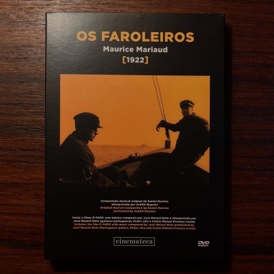 Capa de DVD preta de Os Faroleiros com imagem a sépia de dois homens num barco