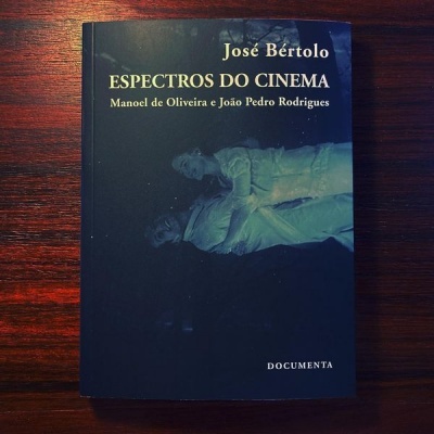 Livro 'Espectros do Cinema' de José Bértolo sobre mesa de madeira escura