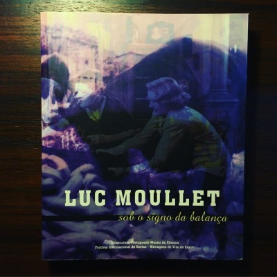 Capa de livro azul e roxa com título LUC MOULLET sob o signo da balança
