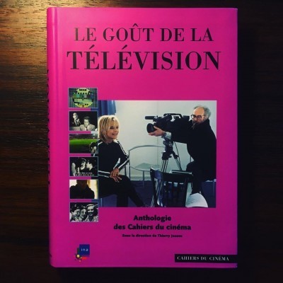 Livro rosa com título em francês e fotografia de mulher e homem com câmara