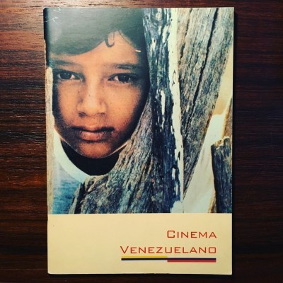 Capa de livro com rosto de criança e título 'CINEMA VENEZUELANO'