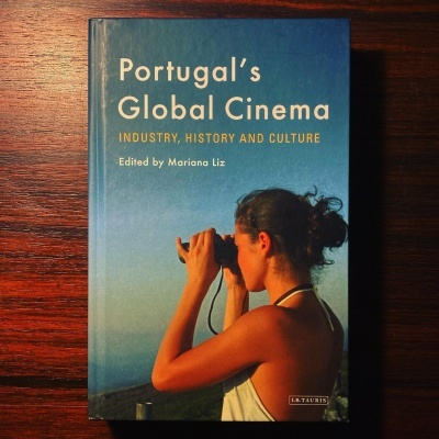 Livro Portugal's Global Cinema com capa azul e imagem de mulher com binóculos