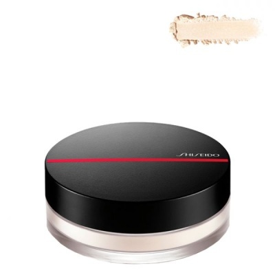 Pó solto em embalagem redonda preta com base transparente e linha vermelha