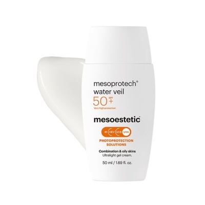 Frasco branco de fotoprotetor mesoestetic mesoprotech water veil FPS 50+
