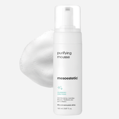 Frasco branco de espuma facial purifying mousse da mesoestetic com espuma branca ao fundo