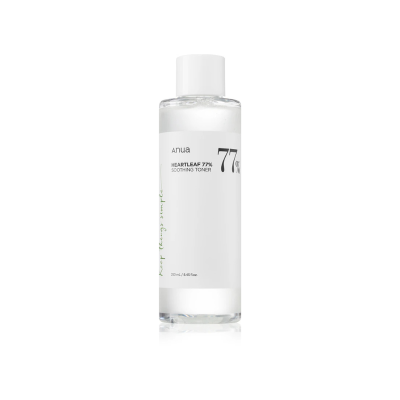 Frasco transparente de tónico facial com rótulo branco e texto preto e verde.
