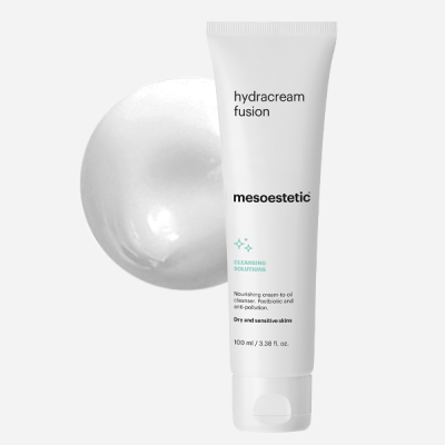 Tubo branco de creme hidratante mesoestetic Hydracream Fusion sobre fundo branco com amostra do creme.