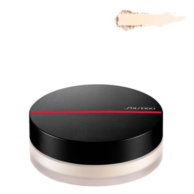 Frasco de pó facial da marca Shiseido com tampa preta e linha vermelha.