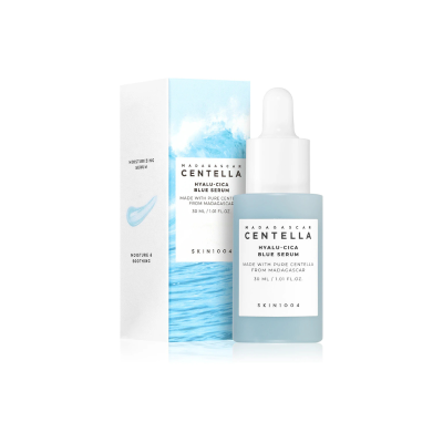 Frasco de sérum azul com conta-gotas branco ao lado de caixa com imagem de oceano