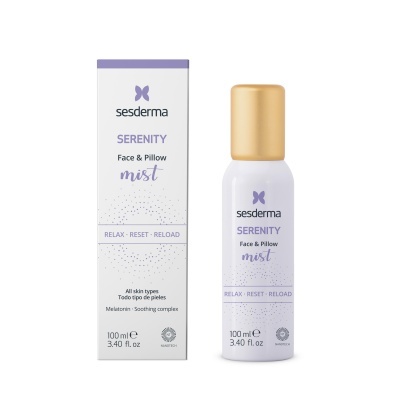 Spray facial e para almofadas Sesderma Serenity Face & Pillow Mist, embalagem e frasco branco com texto e logotipo roxo, tampa dourada
