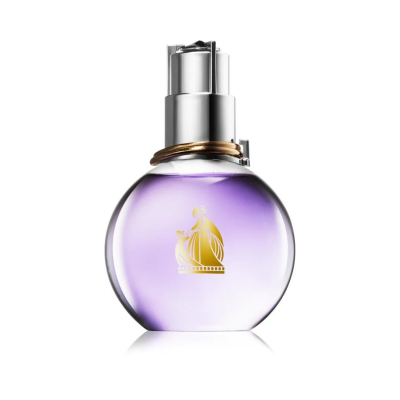 Frasco redondo de perfume em vidro com líquido lilás e tampa metálica prateada