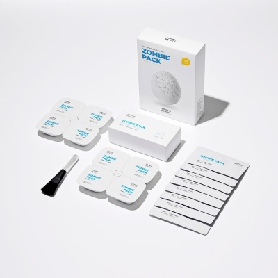 Conjunto de cosméticos ZOMBIE PACK com escova e embalagens brancas em fundo branco