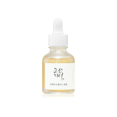 Frasco pequeno com conta-gotas, líquido amarelo e etiqueta com texto em coreano