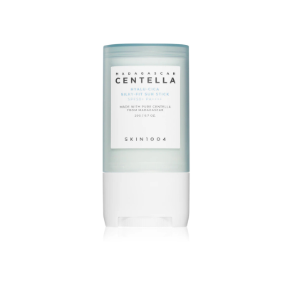 Stick de proteção solar Skin1004 Madagascar Centella com embalagem azul clara e branca