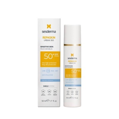 Protetor solar Sesderma Repaskin Urban 365 SPF 50+ em frasco branco com detalhes amarelos e azuis e caixa correspondente