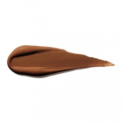 Amostra cremosa castanha de produto cosmético sobre fundo branco