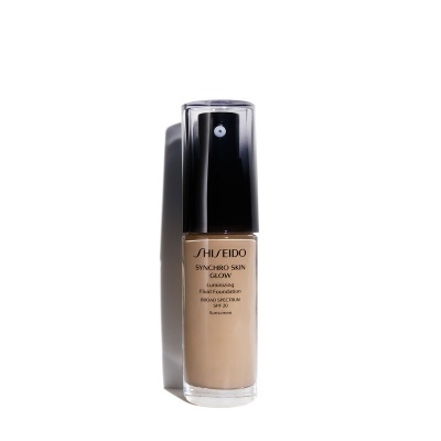 Base líquida Shiseido Synchro Skin Glow com tampa preta sobre fundo branco