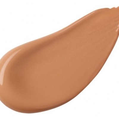 Depósito de líquido castanho médio cremosa com brilho sobre fundo branco