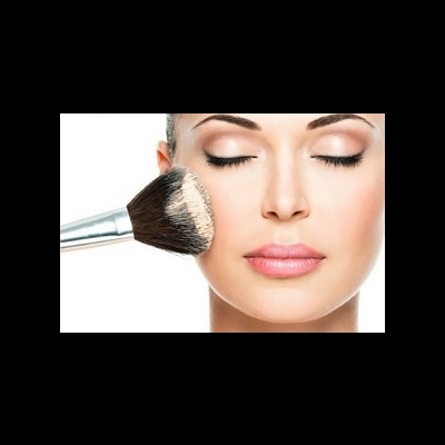 Mulher aplicando pó compacto no rosto com pincel grande, fundo branco