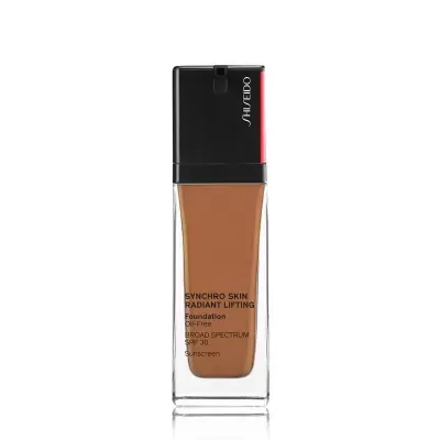 Frasco de base líquida Shiseido Synchro Skin Radiant Lifting com tampa preta e detalhe vermelho