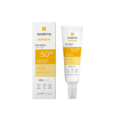 Creme protetor solar Sesderma Repaskin SPF 50 numa embalagem branca com detalhes amarelos