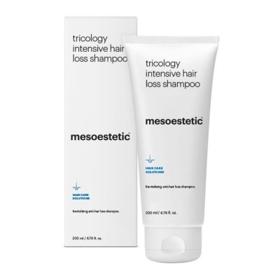 Tubo branco de champô e caixa da marca mesoestetic com texto tricology intensive hair loss shampoo