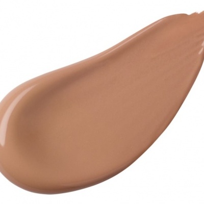 Amostra de creme ou base de maquilhagem castanho clara em fundo branco