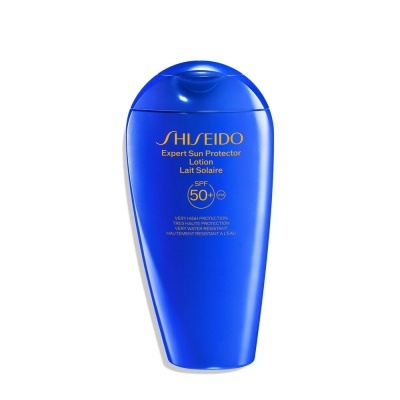 Frasco azul de Shiseido com protetor solar SPF 50+