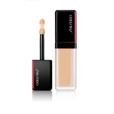 Corretor líquido Shiseido em frasco transparente com tampa preta e detalhe vermelho