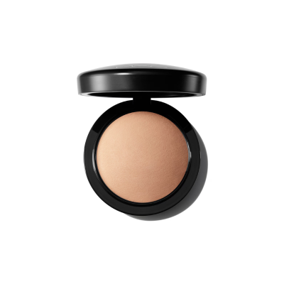 Pó compacto bege claro em estojo preto aberto